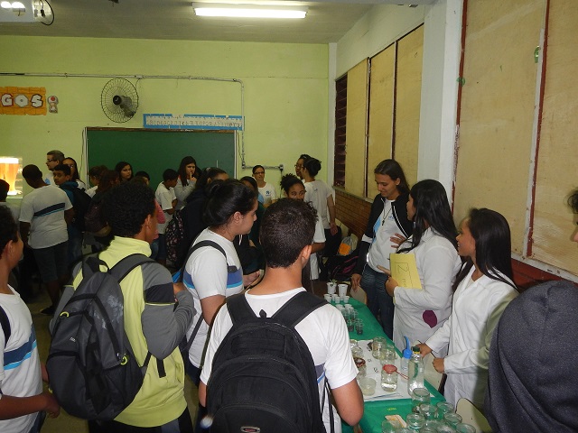 Alunos da UEZO participando das oficinas como monitores.